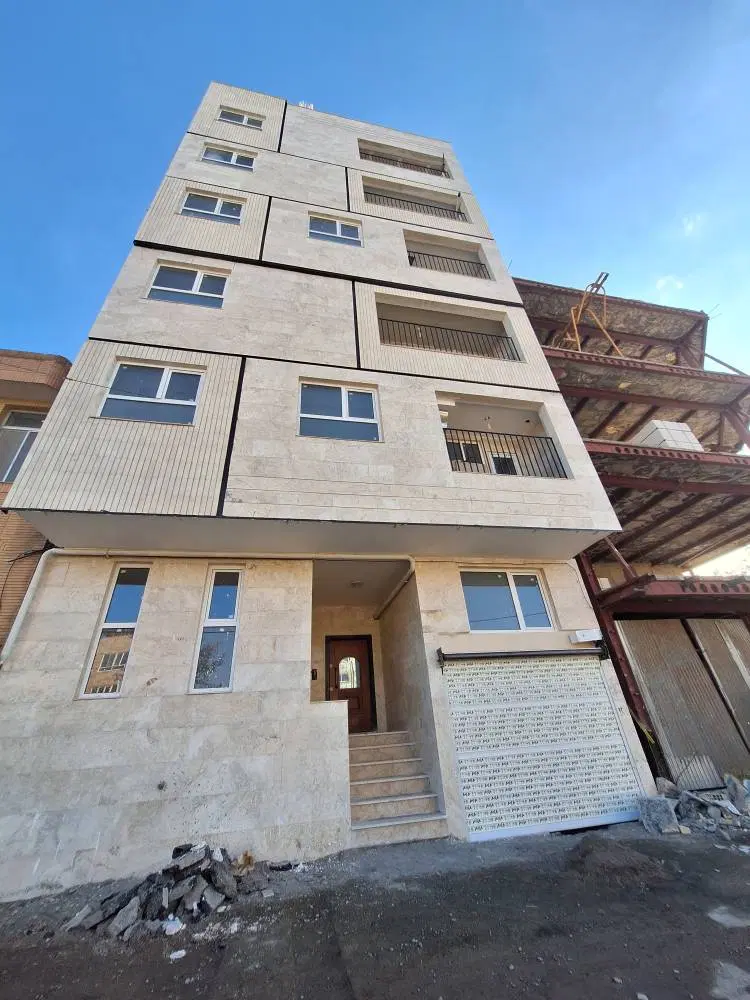 واحد ۱۰۰ متری نوساز در استقلال
