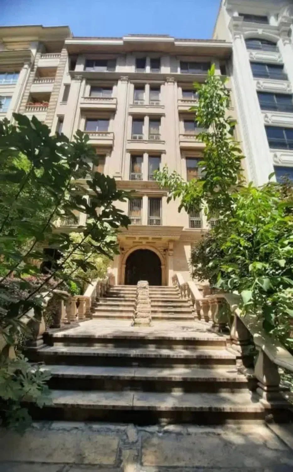واحد در حاشیه اصلی ۴۲متری چهارراه معراج