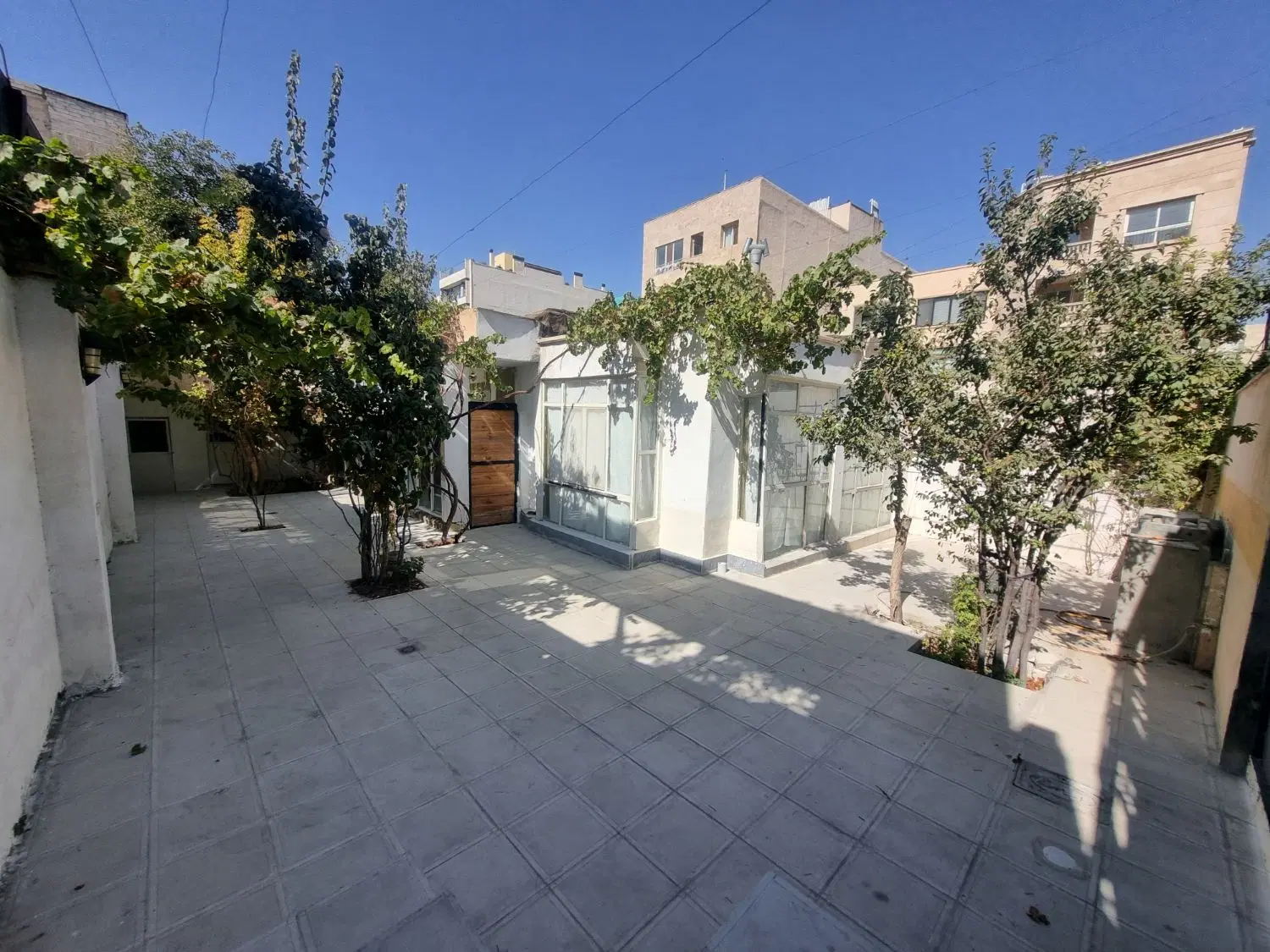 ویلایی مناسب سکونت و مشاغل کاری واقع در نسترن