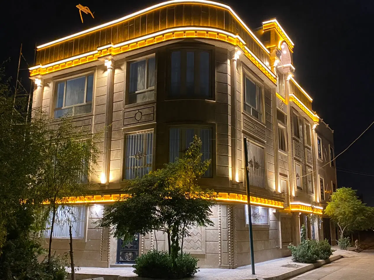 فروش ویلای لوکس با نمای رومی در فاز ۵ اندیشه