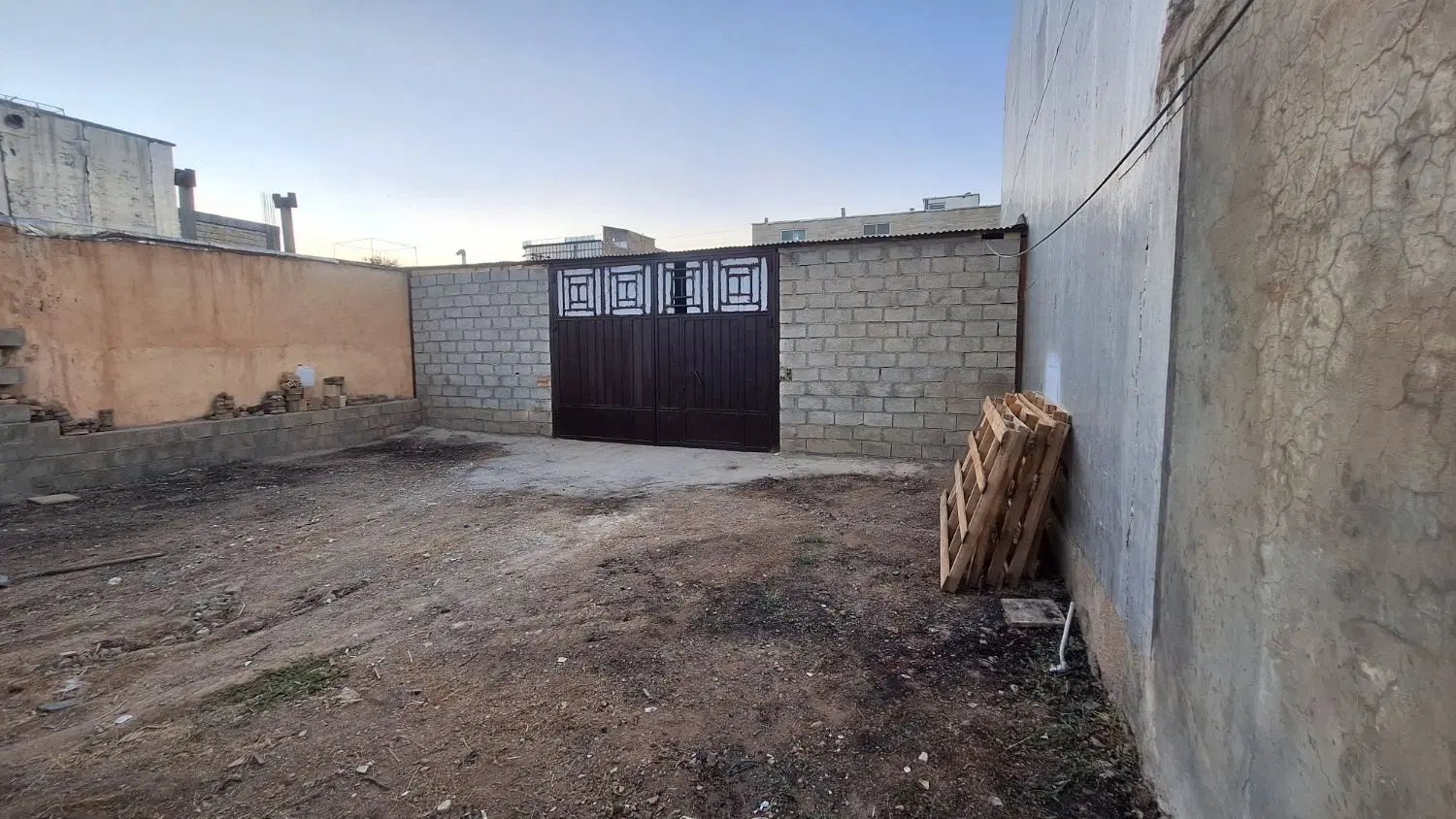 زمین با انبار  فارسان
