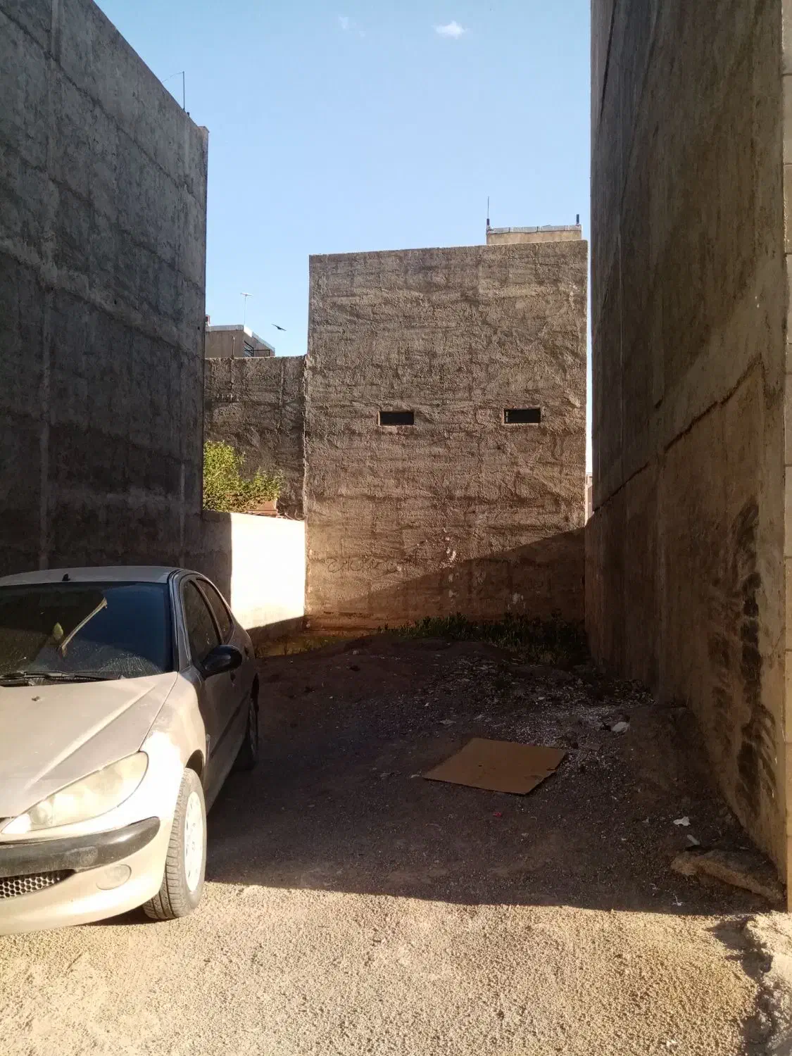 یک قطعه زمین در زمینهای رجبی