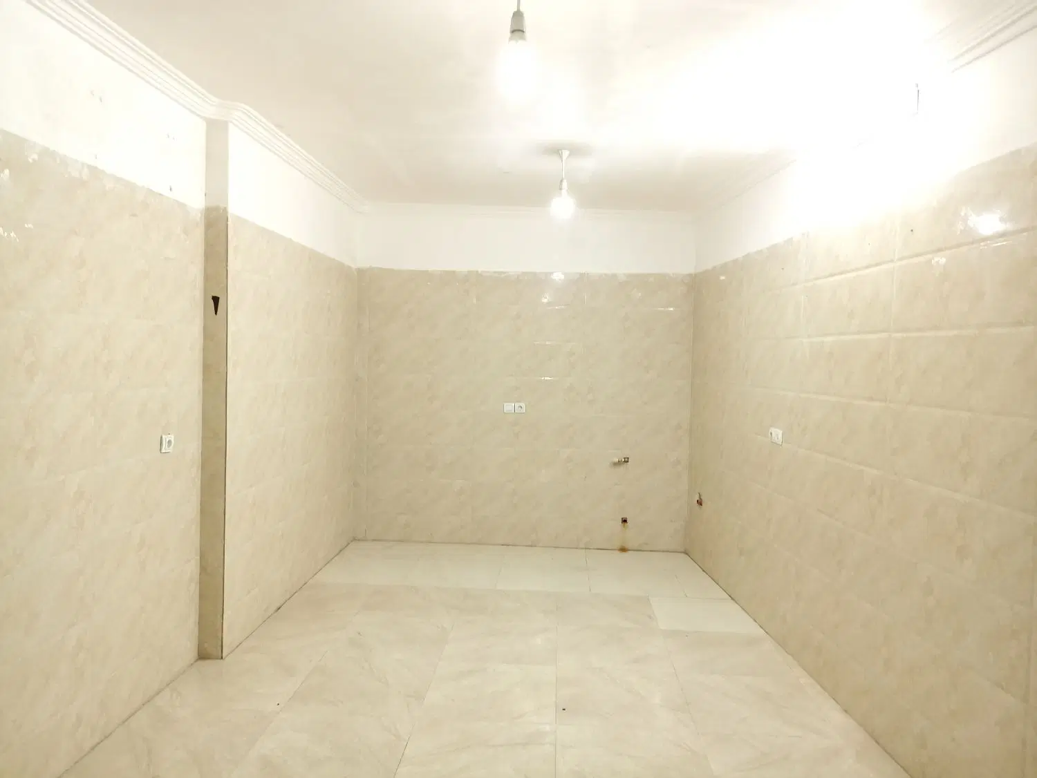 مغازه تجاری حاشیه خیابان پیروزی