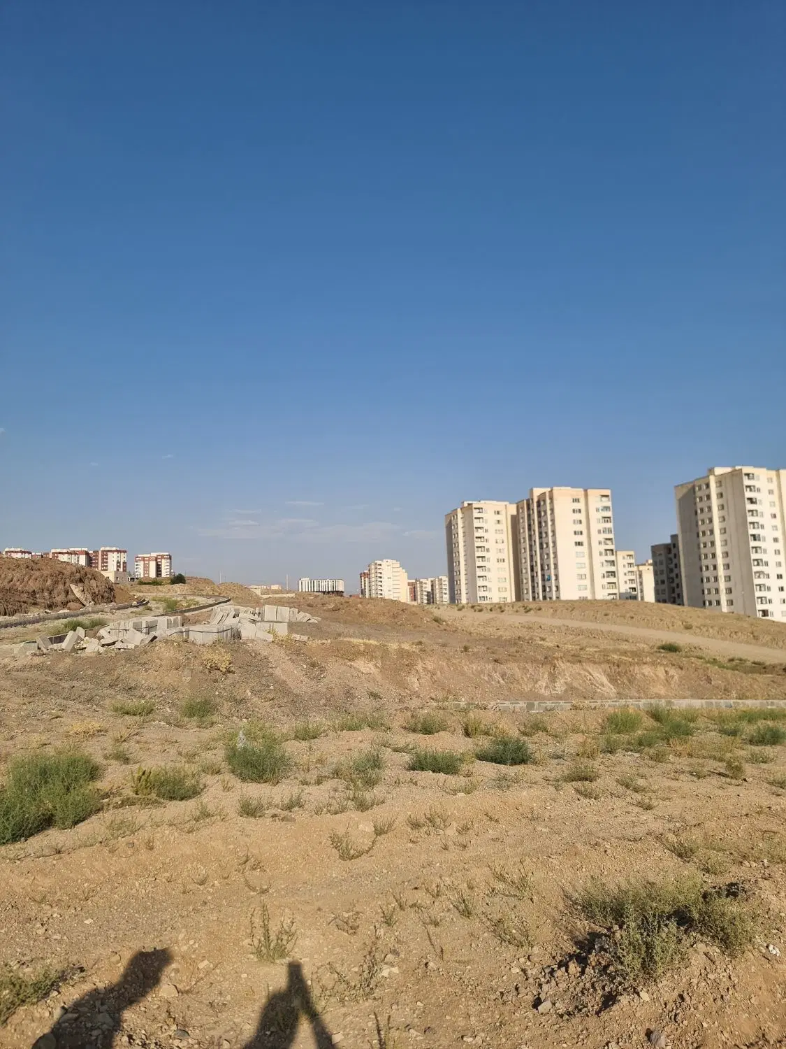 زمین ۱۳۶۰متری مجوز ۲طبقه ۱۴واحدروی پیلوت