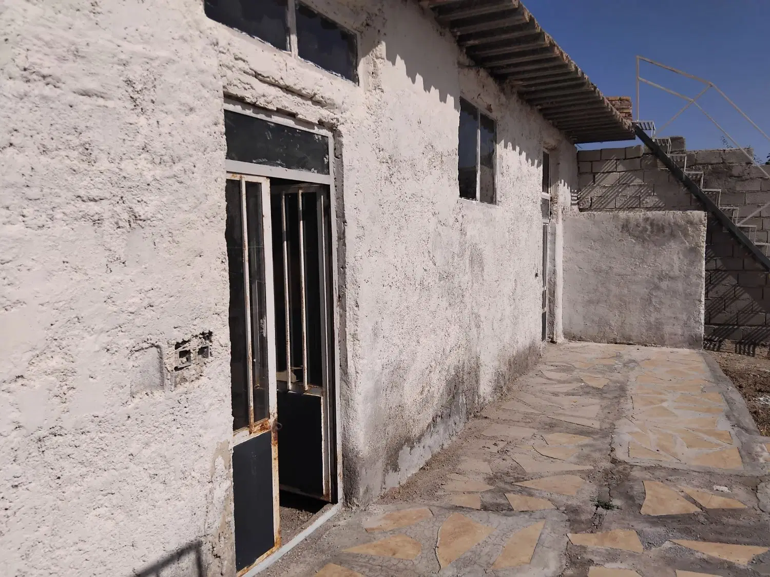 سالن ۲۵۰متری جهت نگهداری دام و طیور