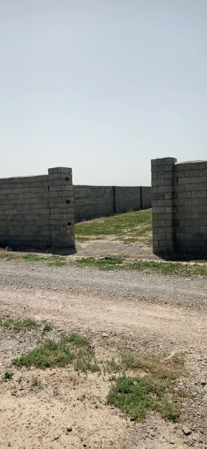 زمین ۱۰۰۰متری دور دیوار