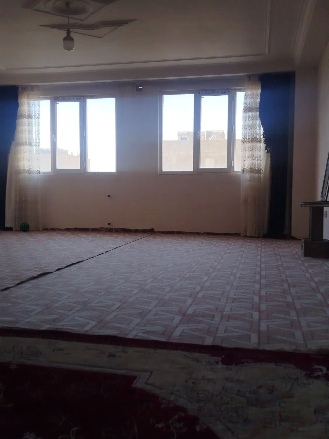 حیاط ویلایی خ معراج 225متری