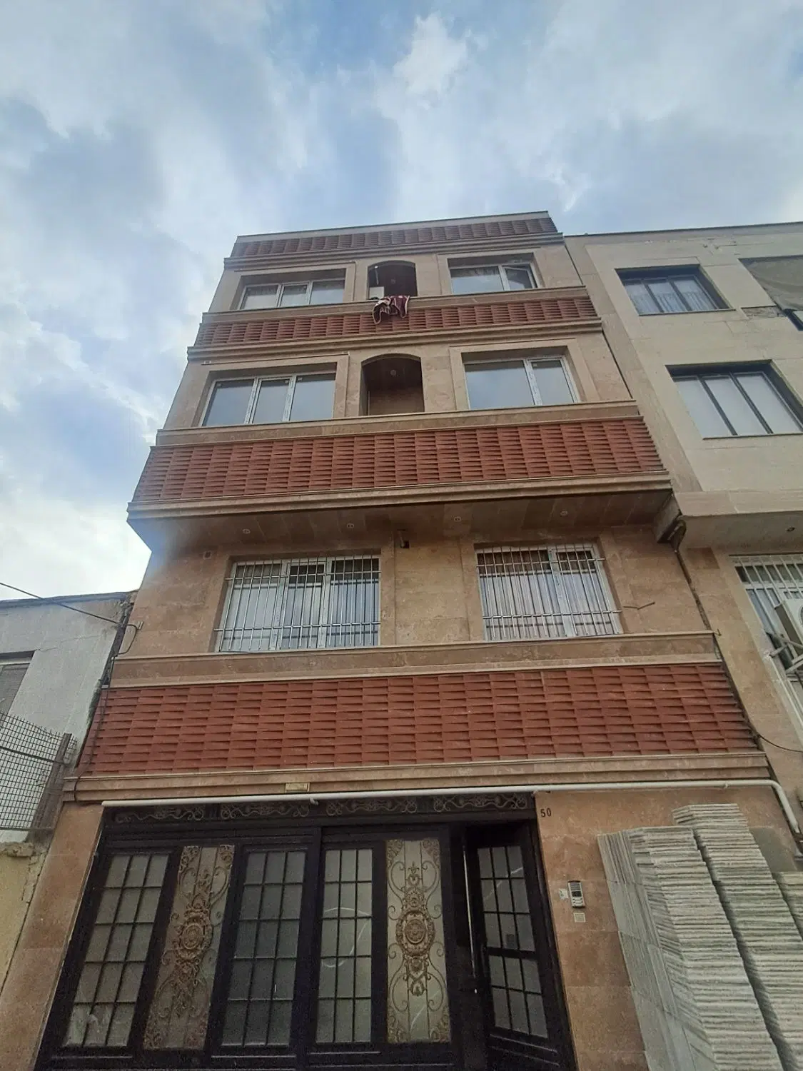 فروش واحد خیابان راه آهن ( املاک طراوت نوین)