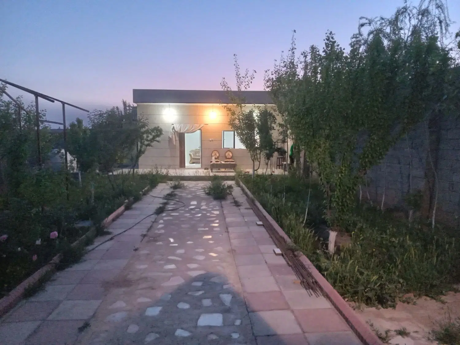 باغچه ۳۰۰ متری با بنای مسکونی نوساز