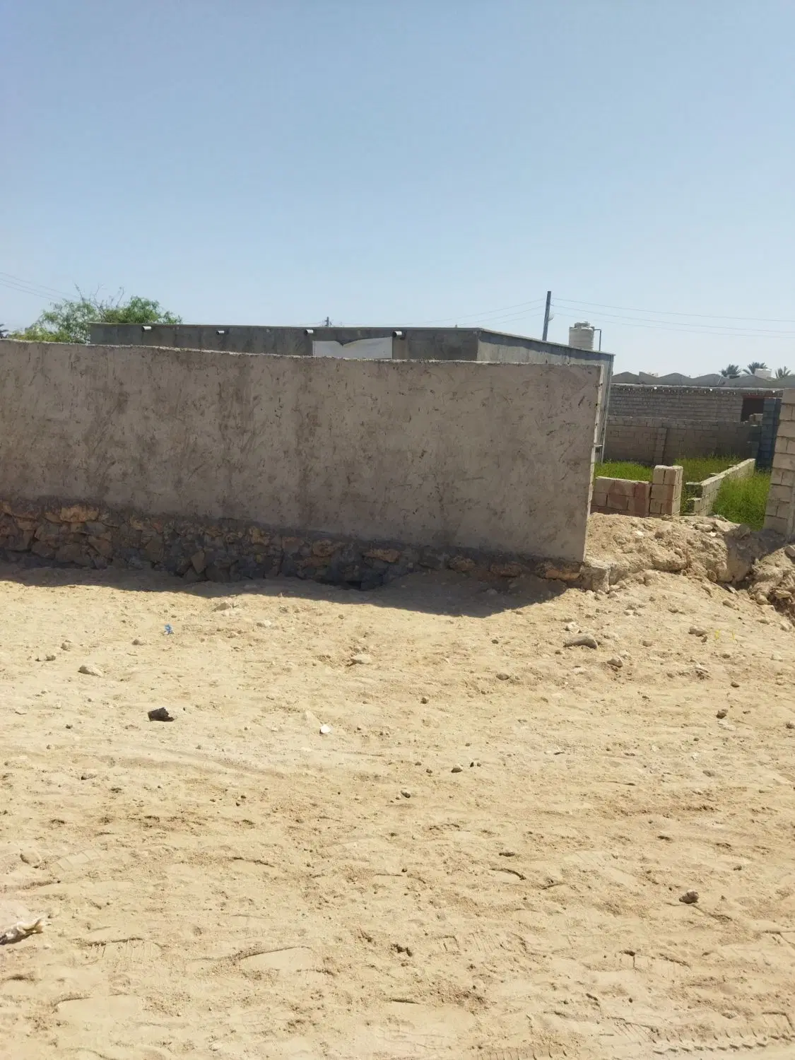 زمین و ملک روستای مسن بر جاده اصلی ساحلی.