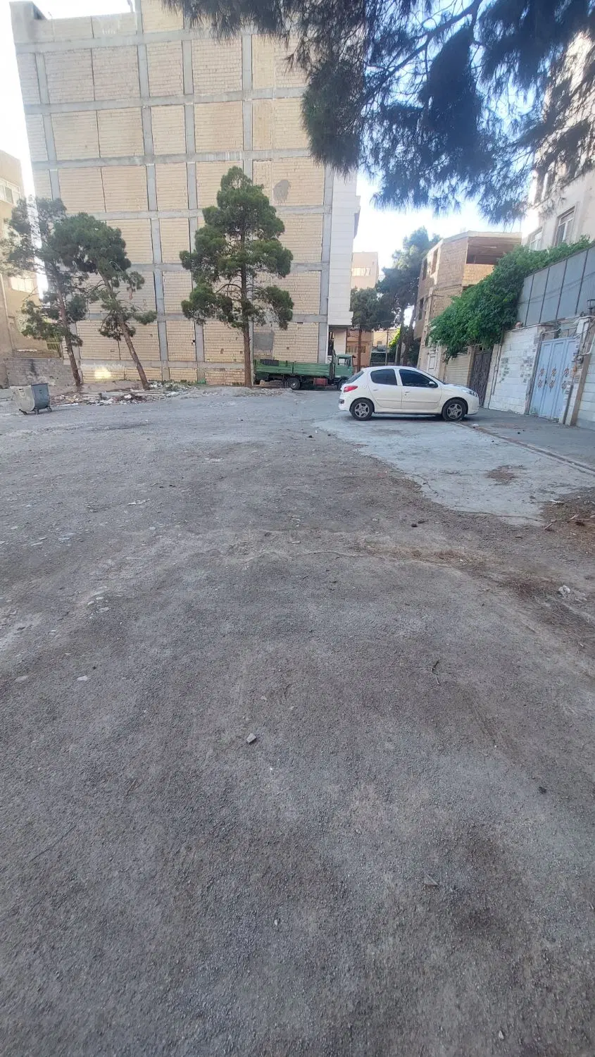 فروش یک قطعه زمین ۶۴۰ متری