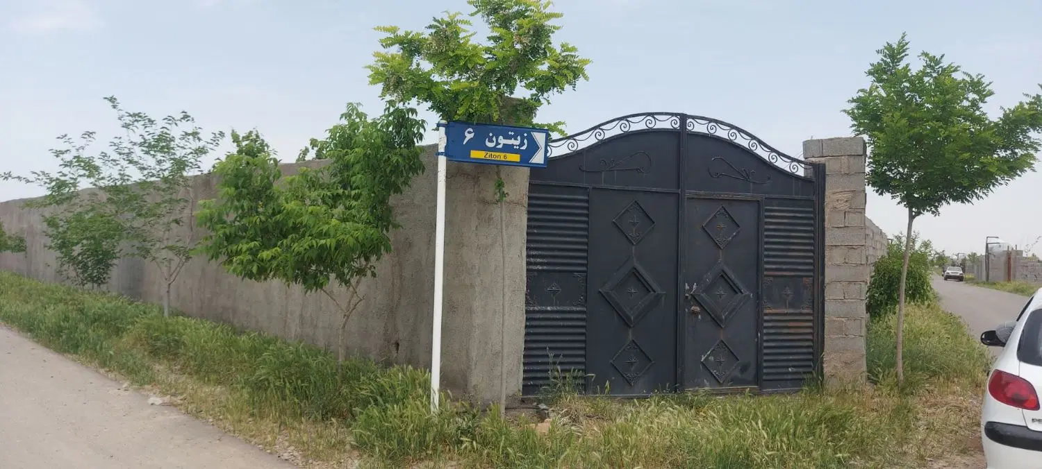 باغ دور دیوار داخل مجتمع
