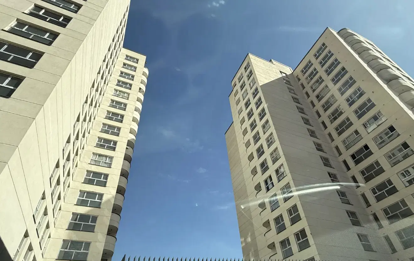 میدان کاج ۱۰۵ متر