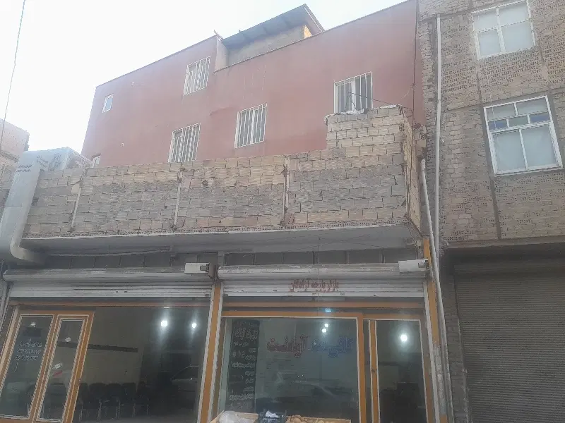 خانه ۱۶۰ متری با دو باب مغازه و چهار واحد مسکونی