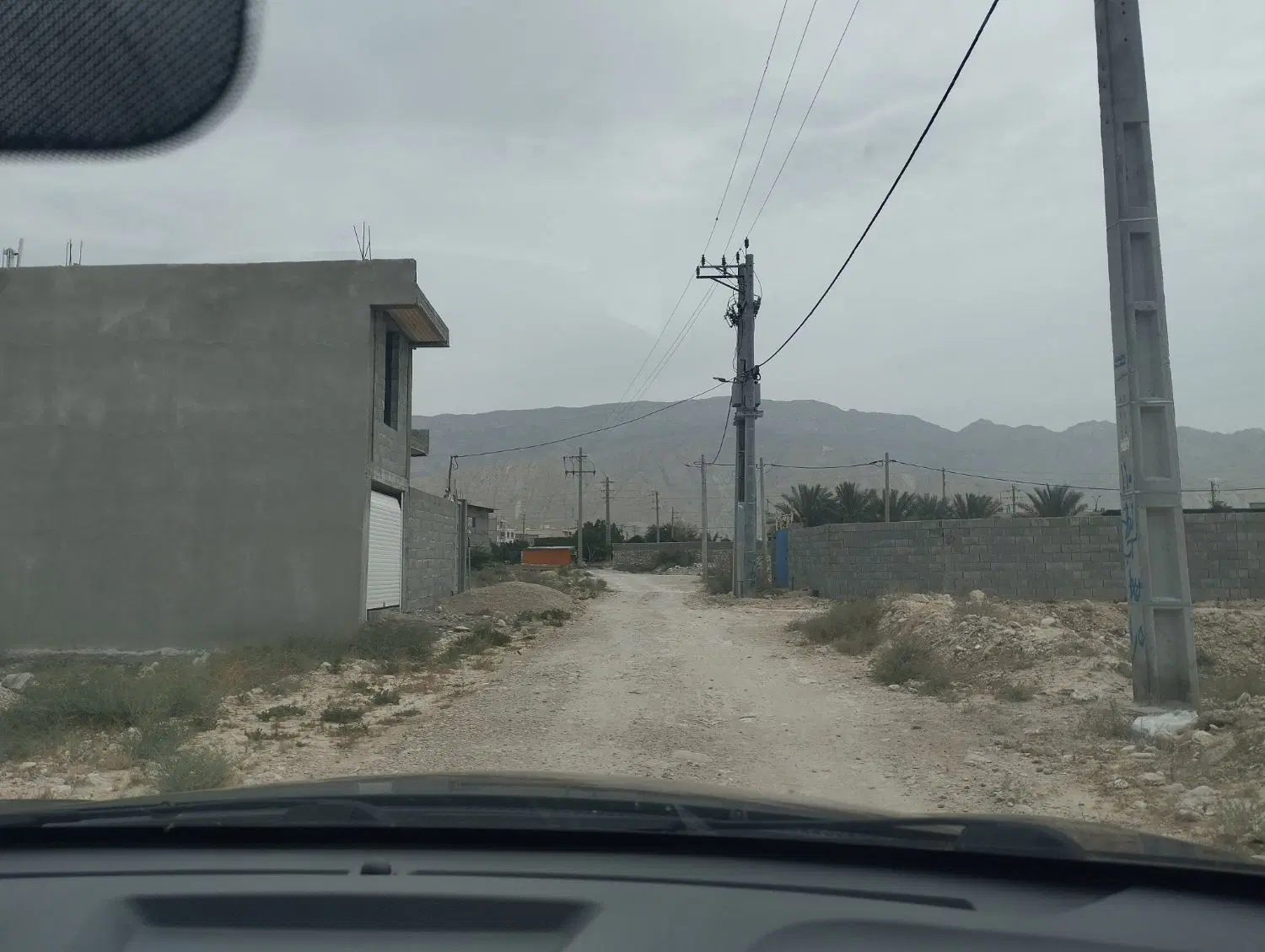زمین خورموج