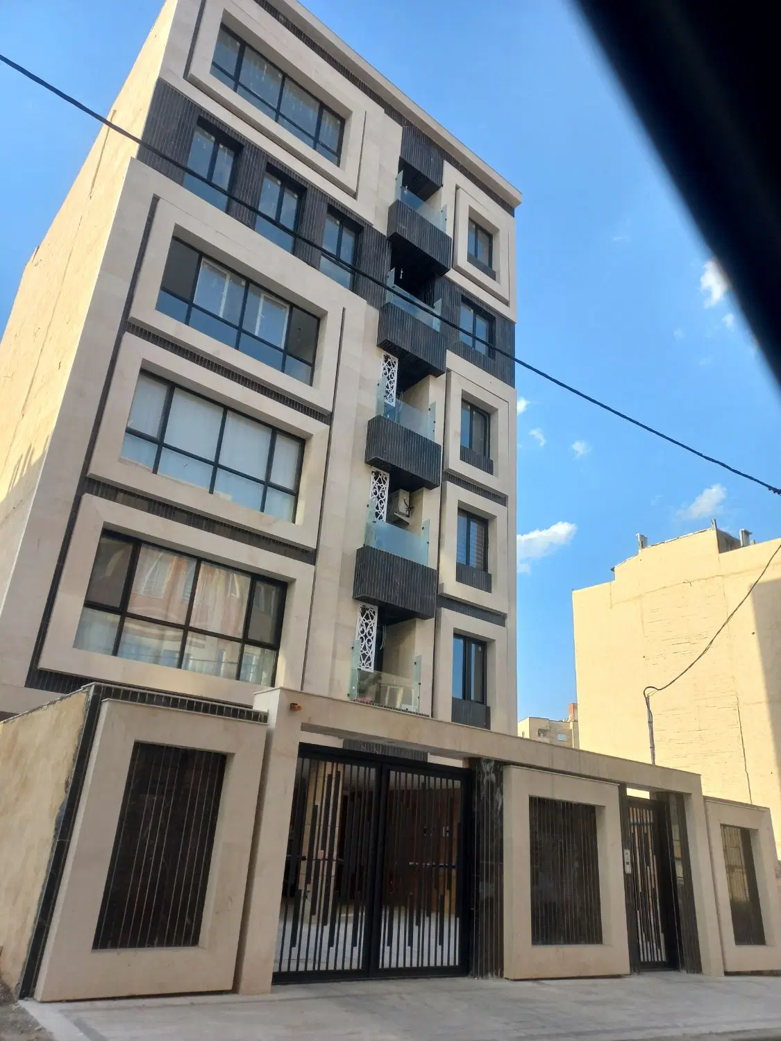 آپارتمان نوساز ۱۰۰ متری