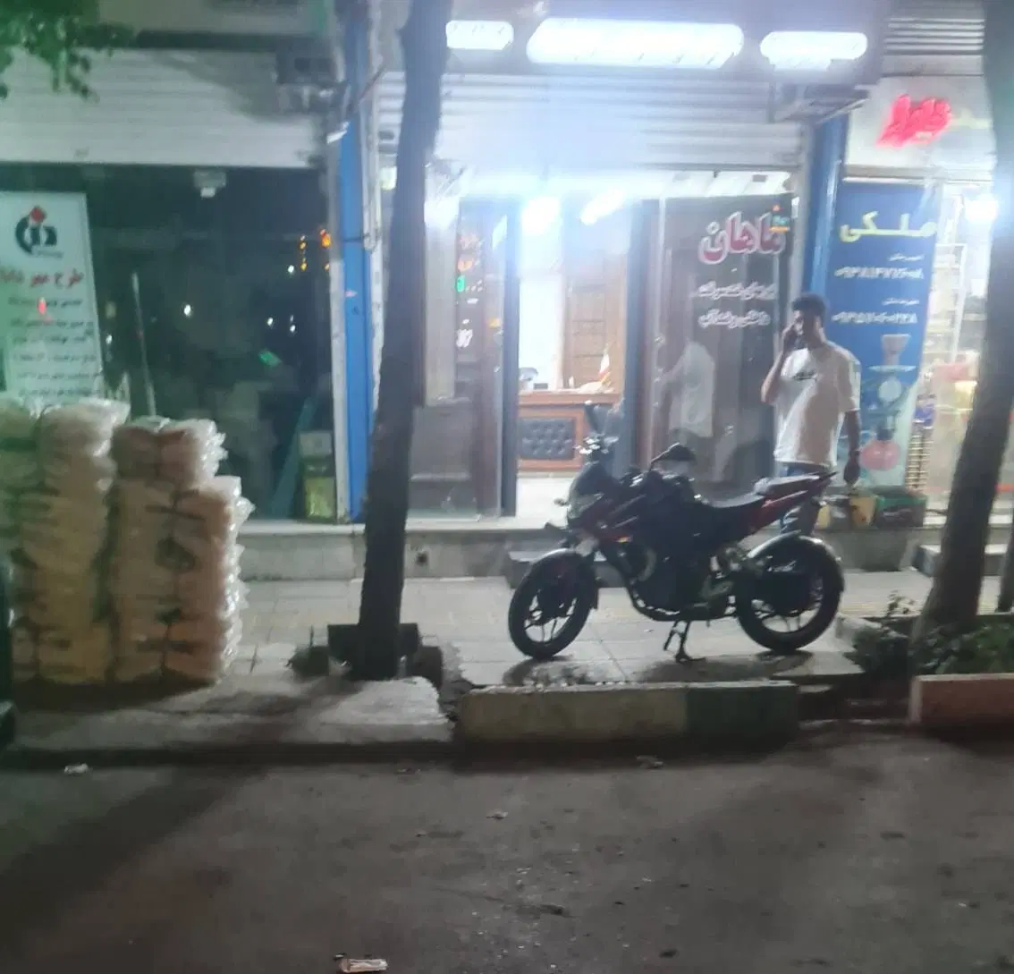 مغازه بر خیابان اصلی