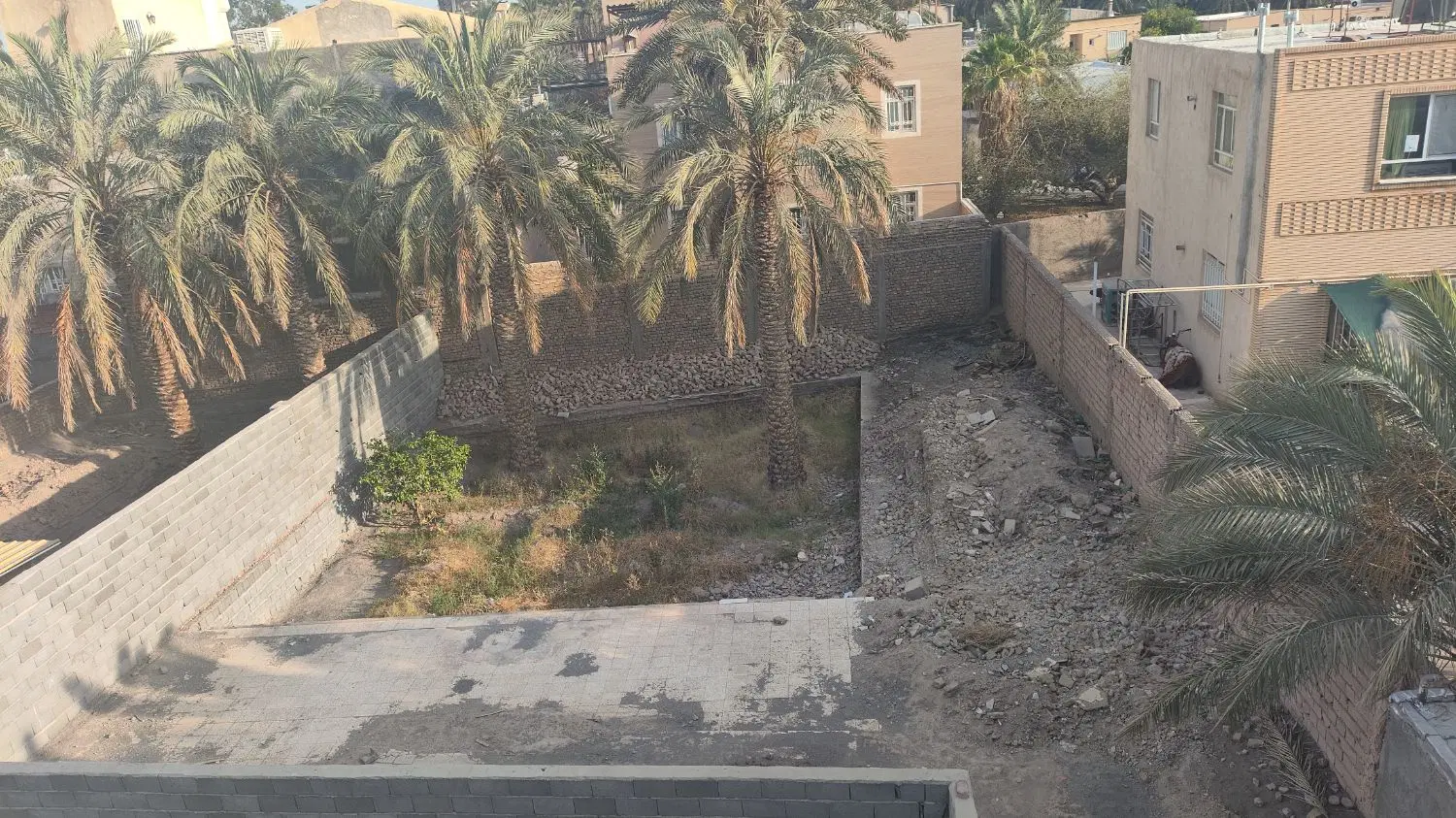 زمین در مرکز شهر