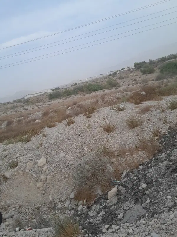 زمین سرخون دیوار کشی شده