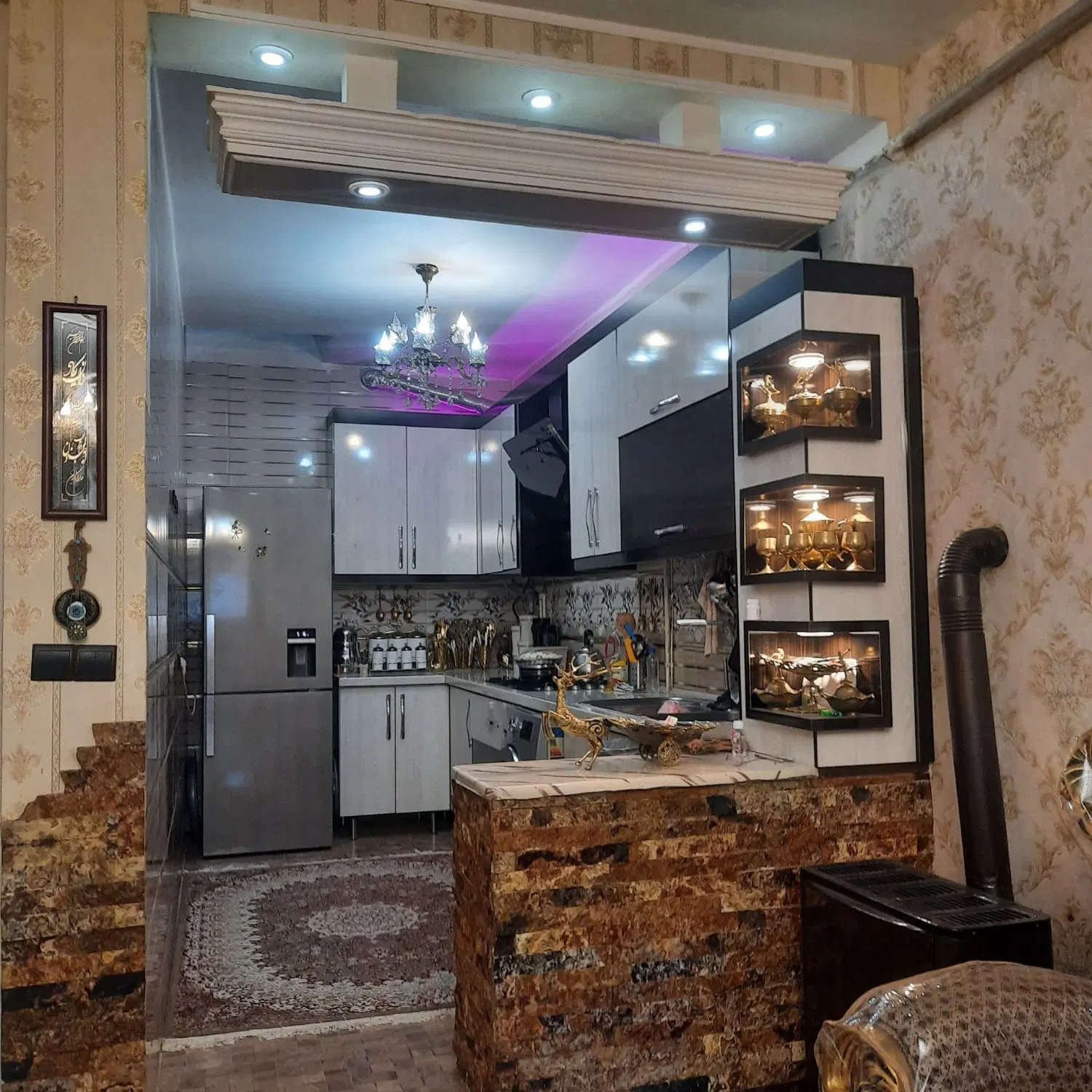 یک باب منزل دوطبقه درپشت بازار