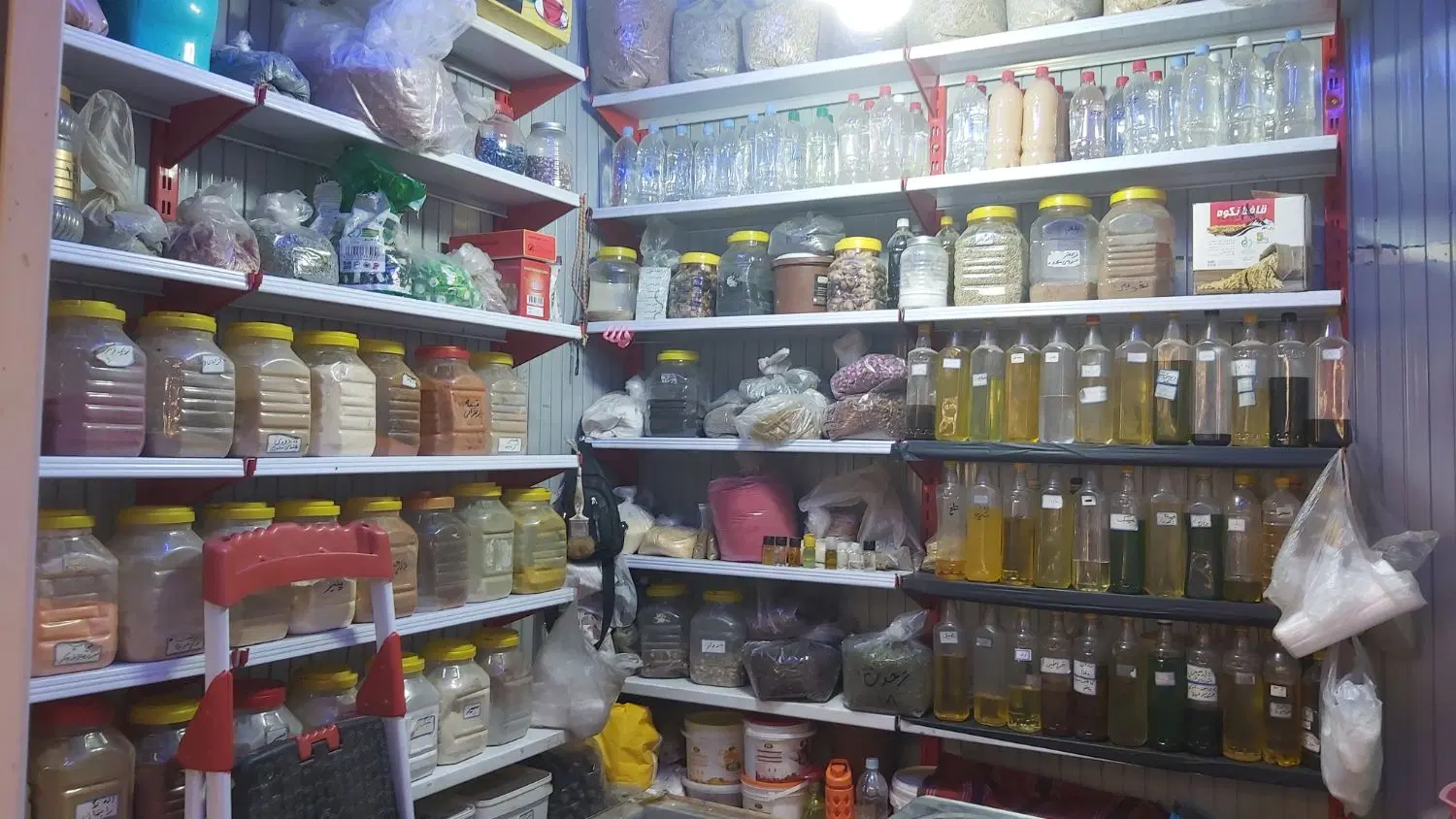 رهن و اجاره مغازه عطاری با تمامی اجناس و وسایل