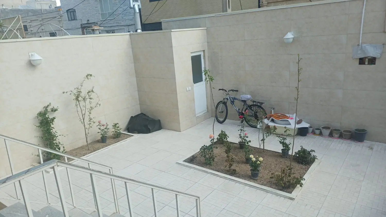 معاوضه یک قطعه حیاط ۲۳۰متر با ۲واحد آپارتمان