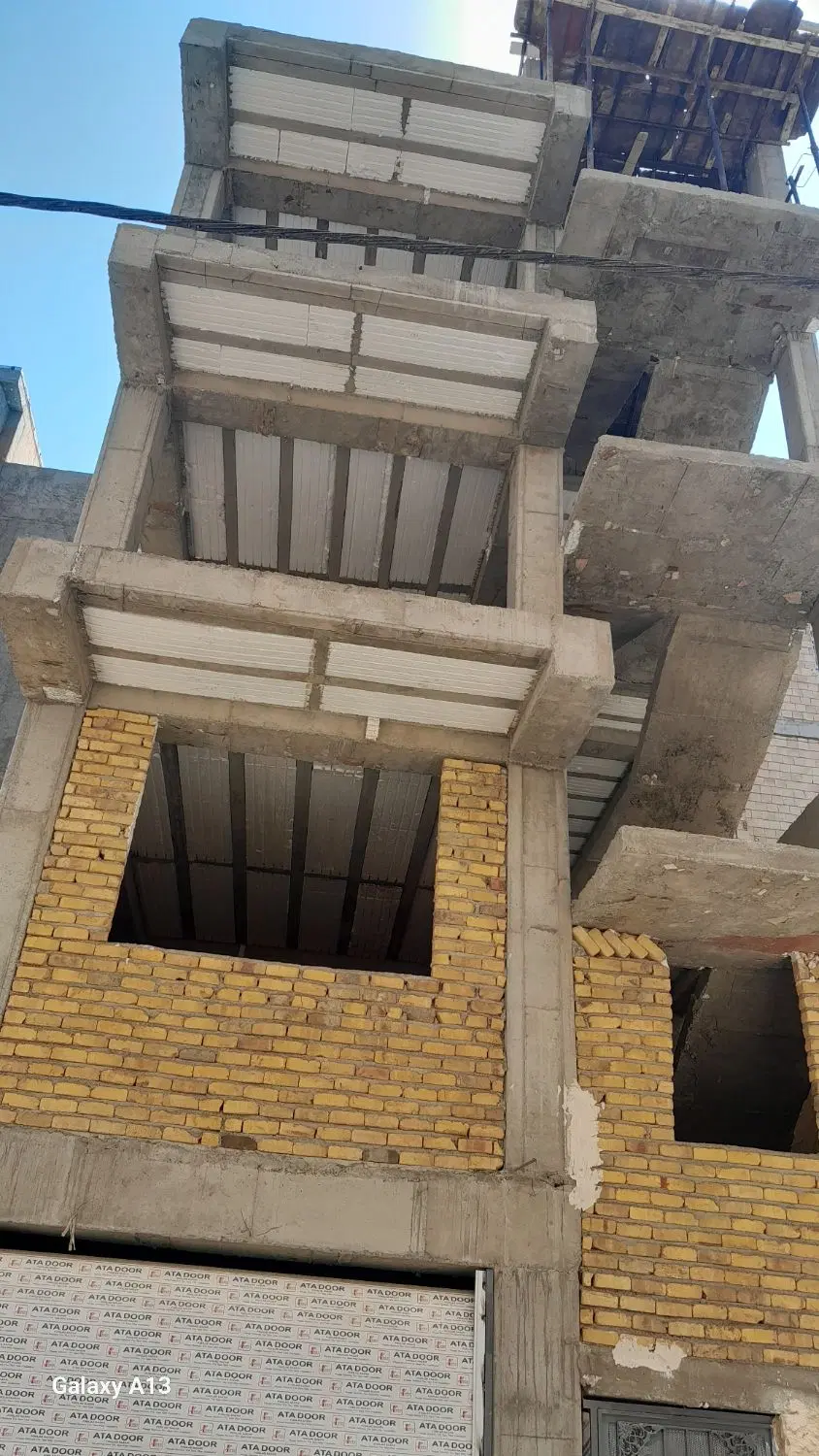 ساختمان نیمه کاره