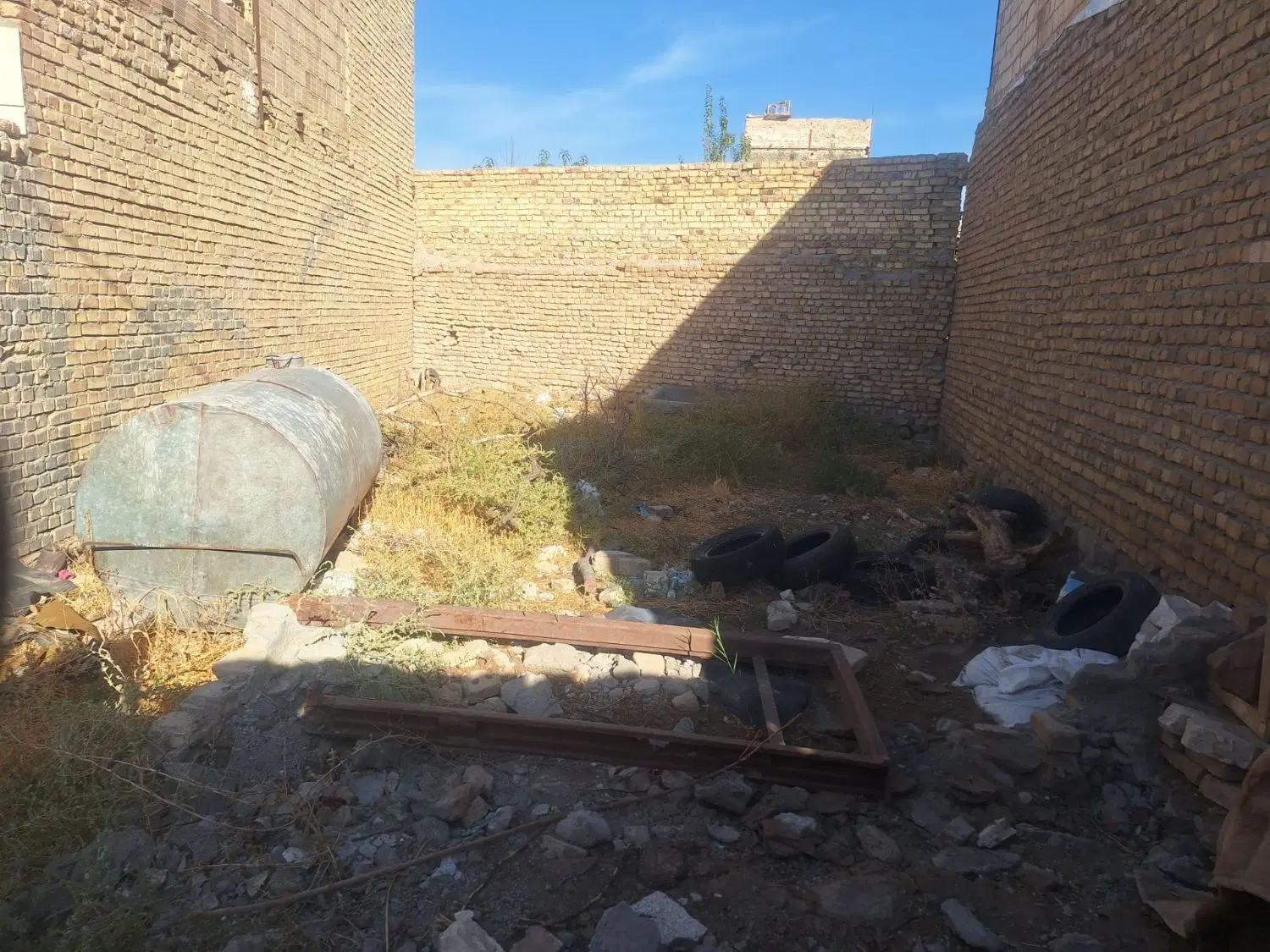 زمین فروشی