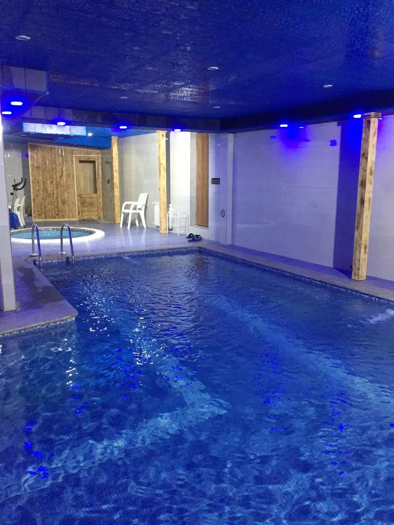 مرکز رامسر استخر جکوزی لوکس بزرگ حیاط