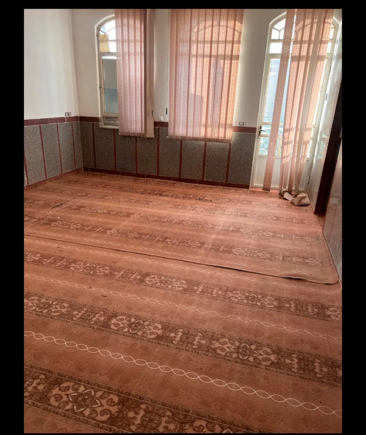 اجاره طبقه اول خ سعیدی بلوار زیتون جنب میدان مادر