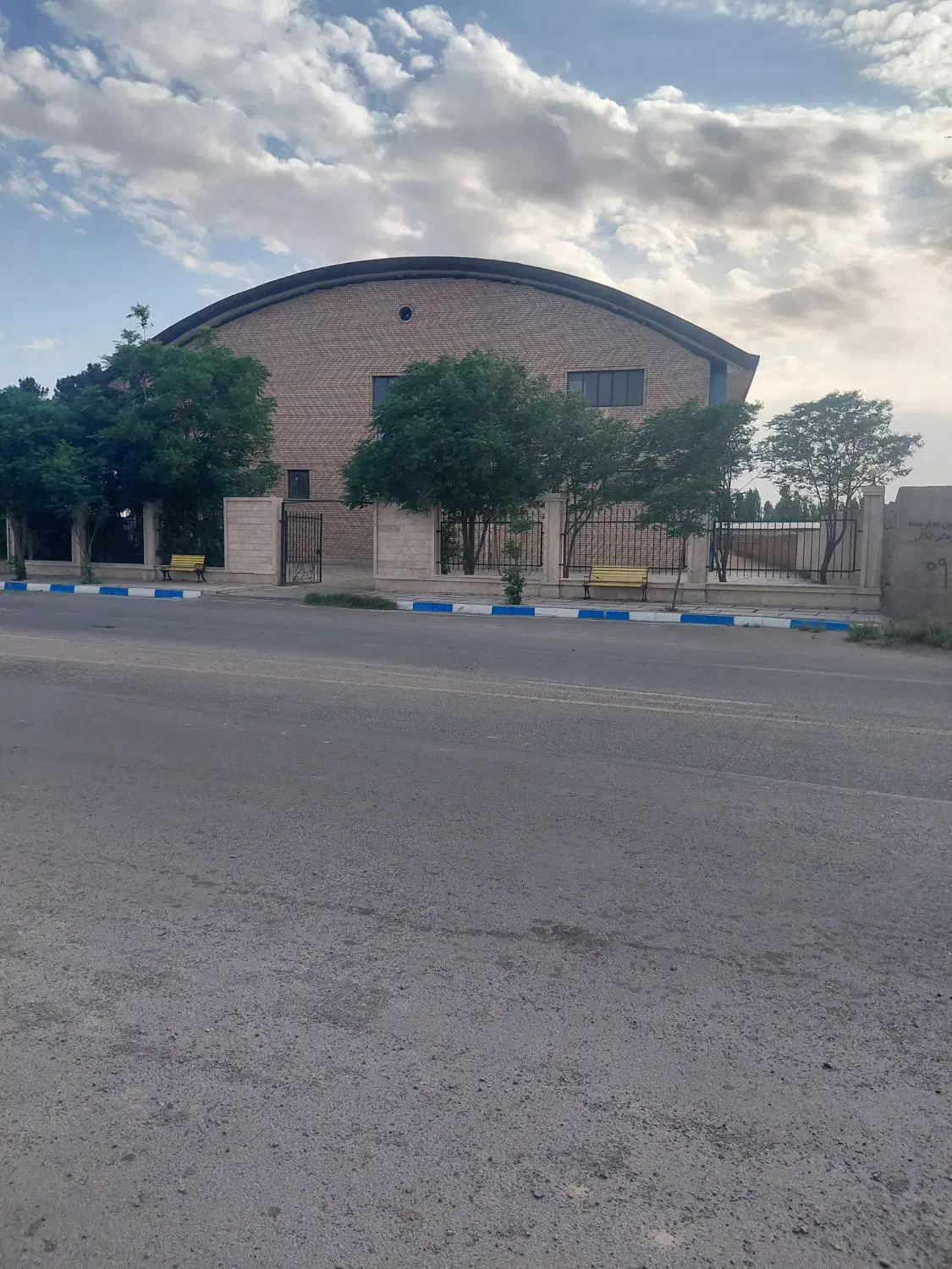 چهار‌دیواری‌بر‌خیابان