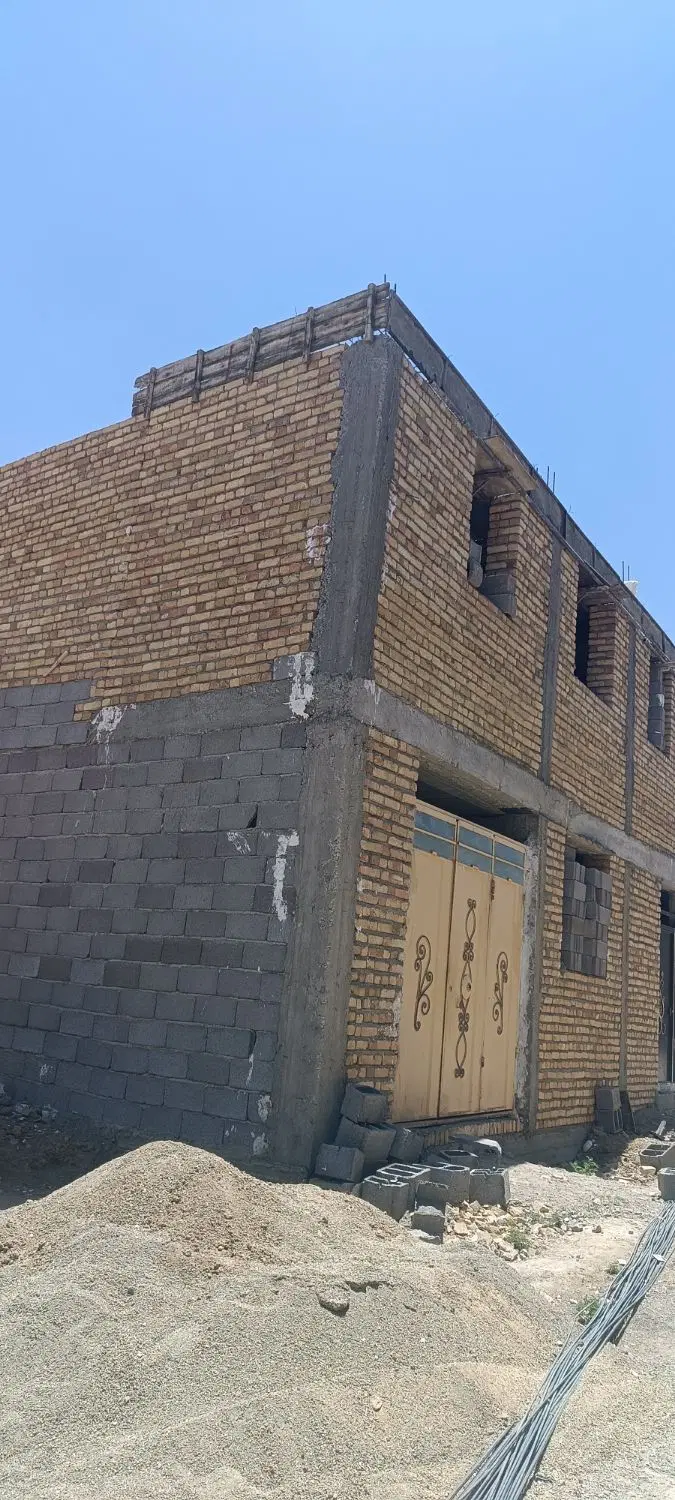 خانه نیمه کااره. قلعه