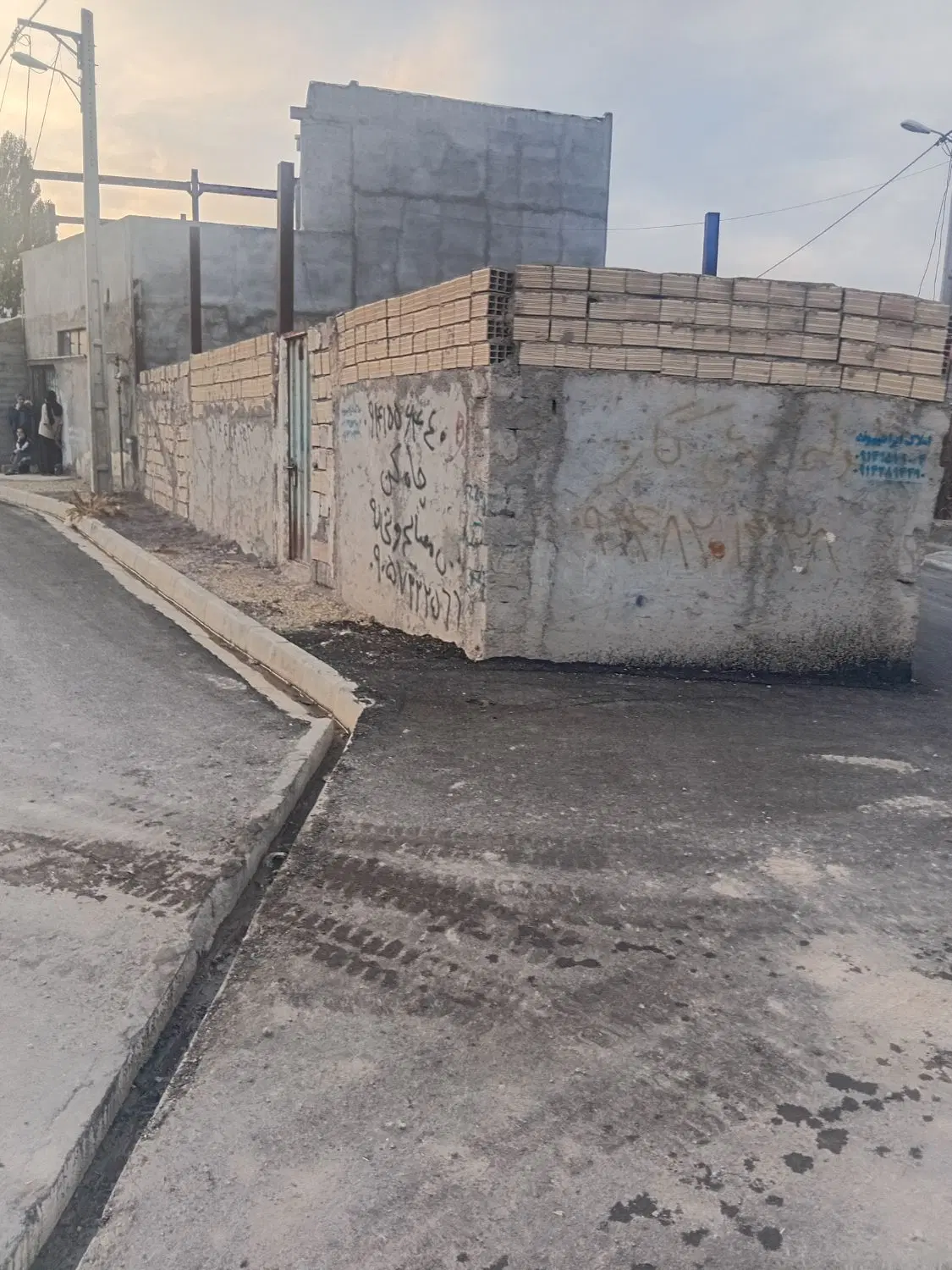 زمین نیمه کاره در گلمغان