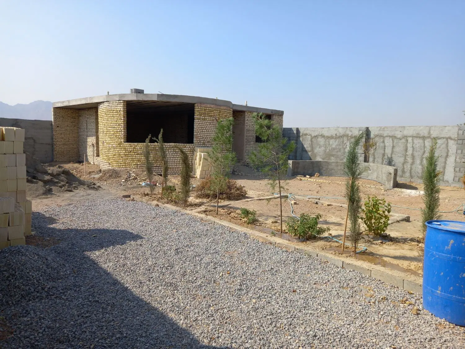 چهار دیواری نیمه کاره