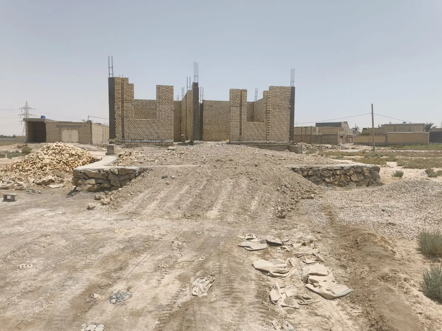 خانه‌نوساز نیمه‌تمام ۲۰۰ متر سی سانتی برای 2 طبقه