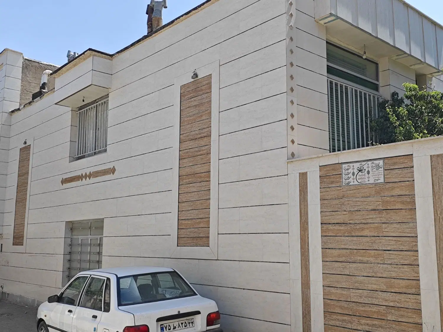 خانه دوطبقه در خیابان داوودی