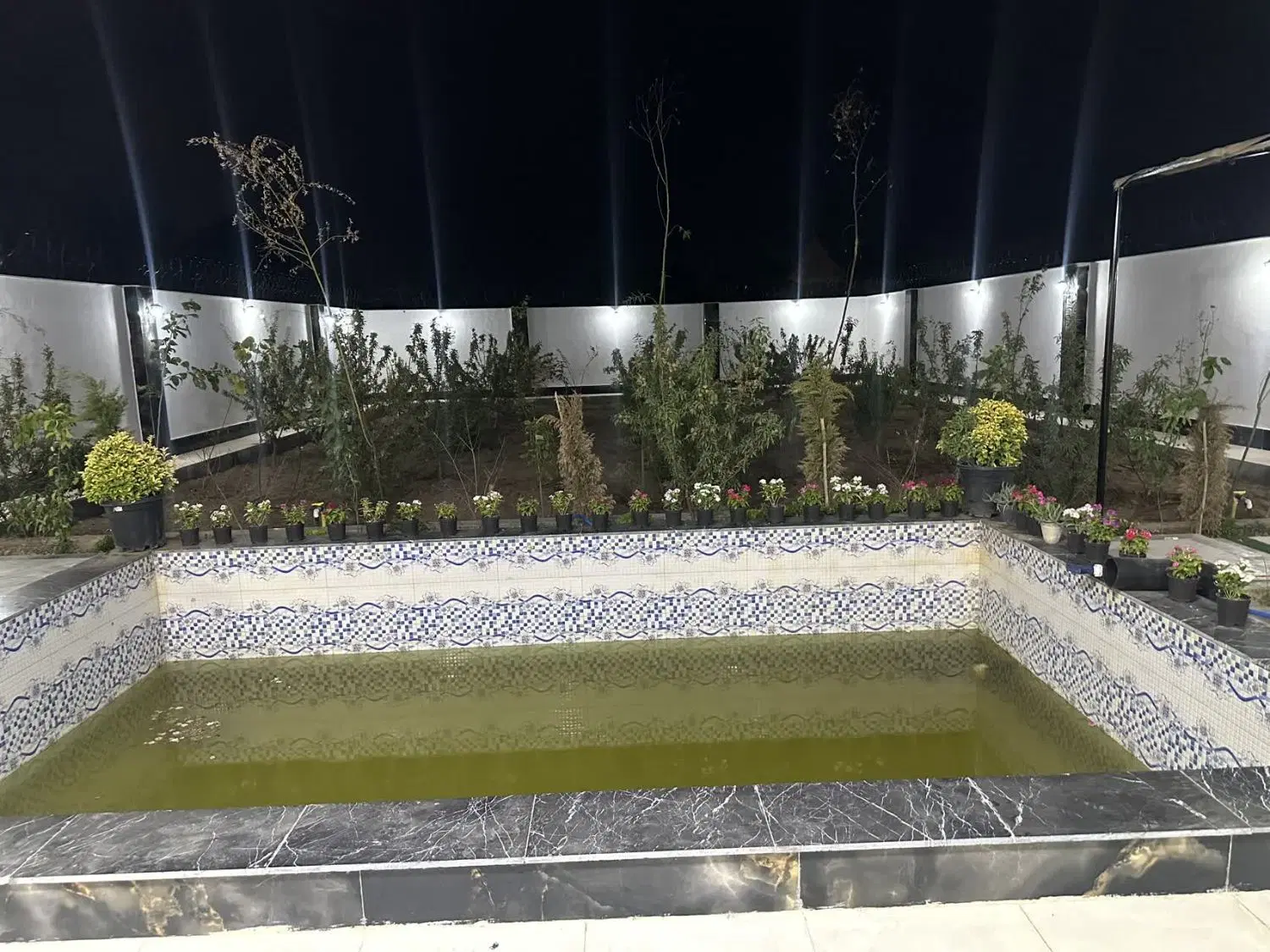 باغ در قلعه سفید