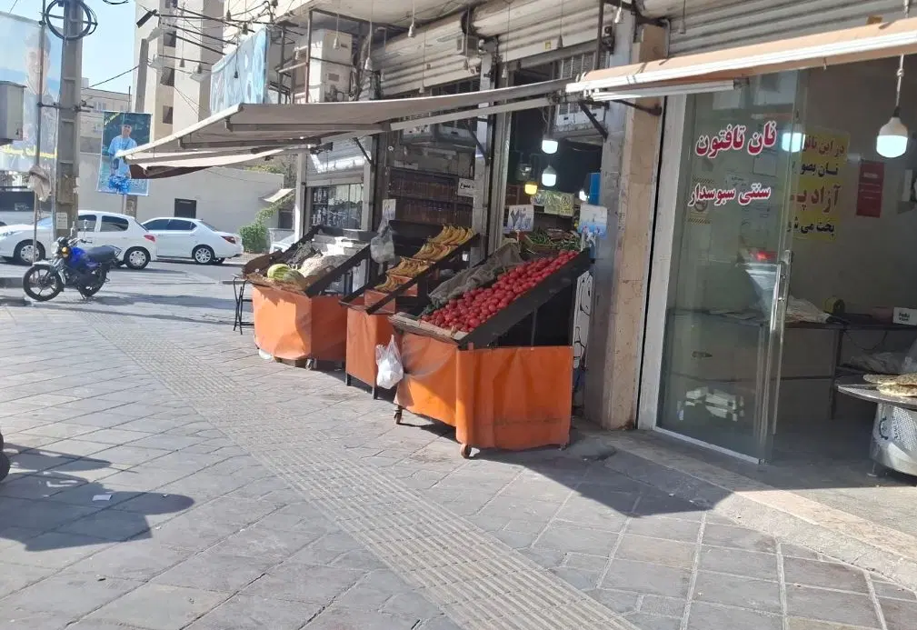 مغازه بر خیابان اصلی
