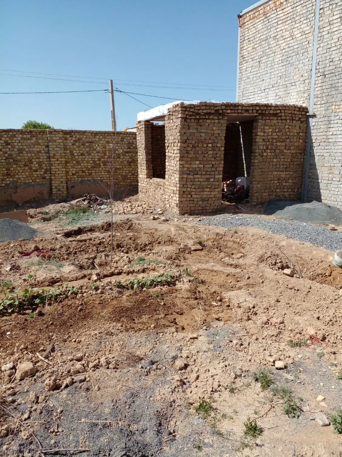 زمین چهار دیواری میقان
