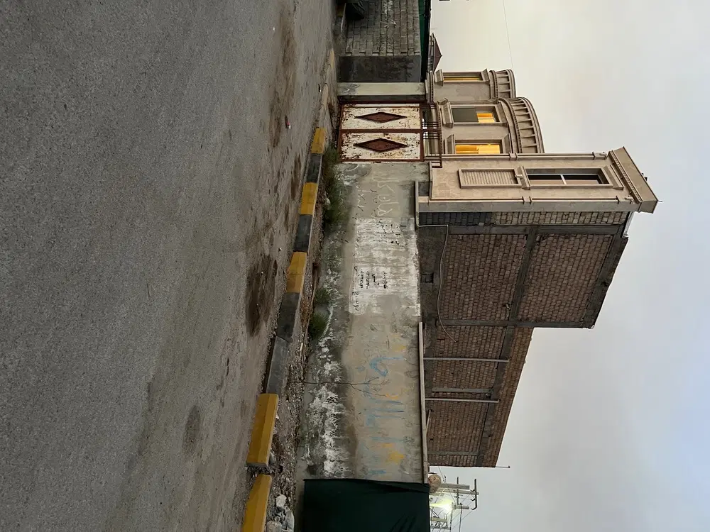 زمین با دیوار حیاط