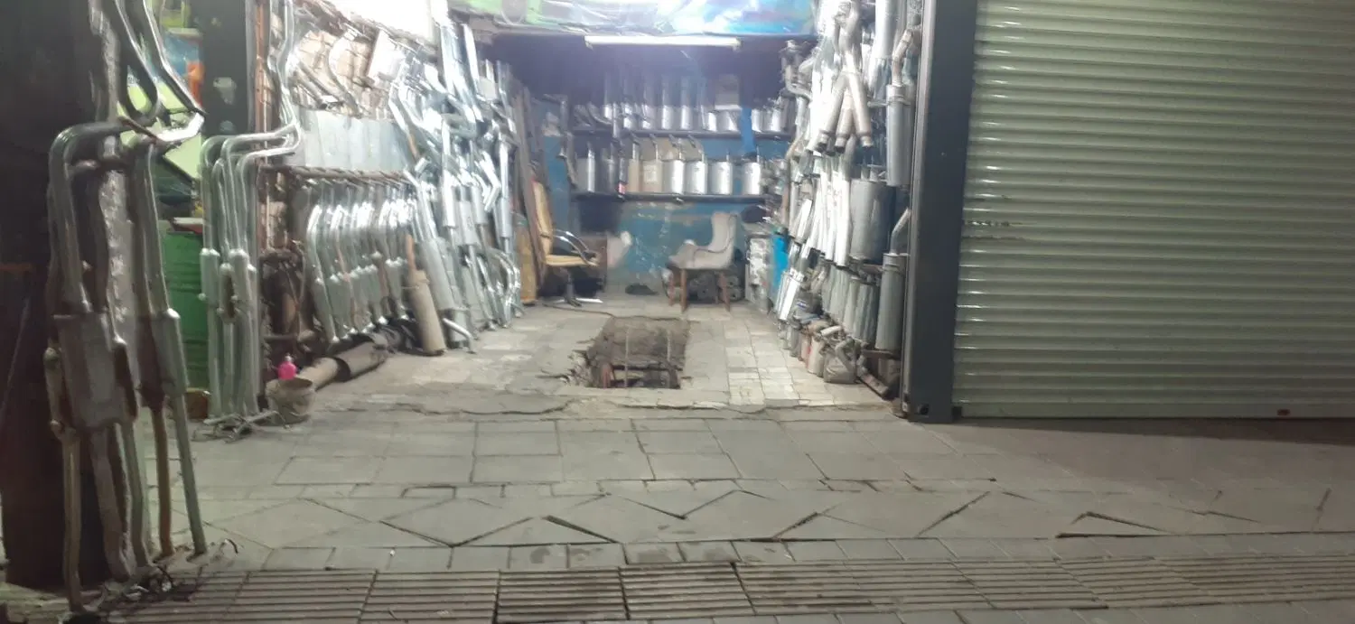 یک باب مغازه بر بلوار اصلی