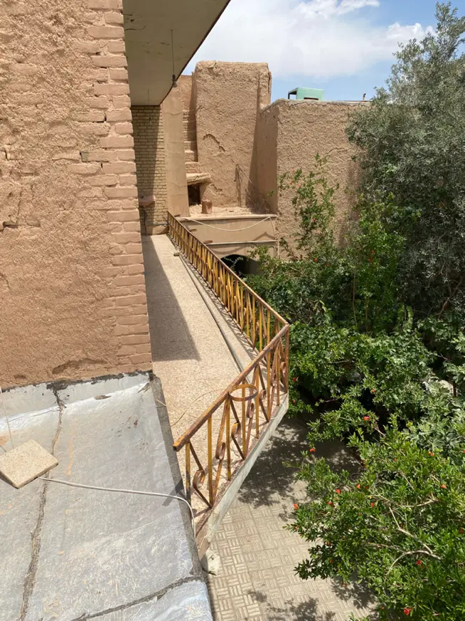 حکیم الهی. ملک حیاط دار