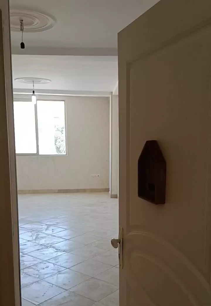 آپارتمان تک واحدی طبقه دوم ،بازسازی شده ،غرق  نور