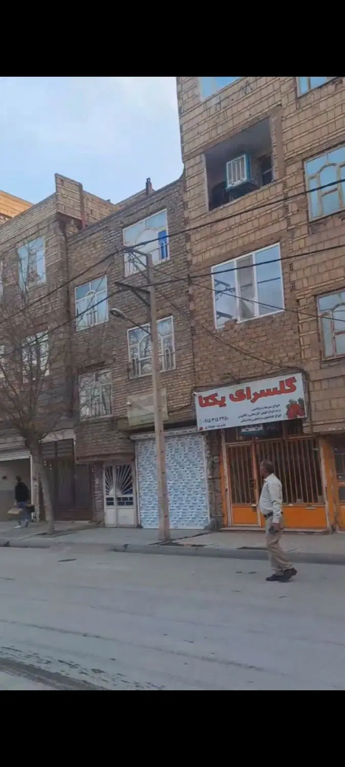 ۶۵متری خیابان ۱۸متری دارای جای پارک فراوان