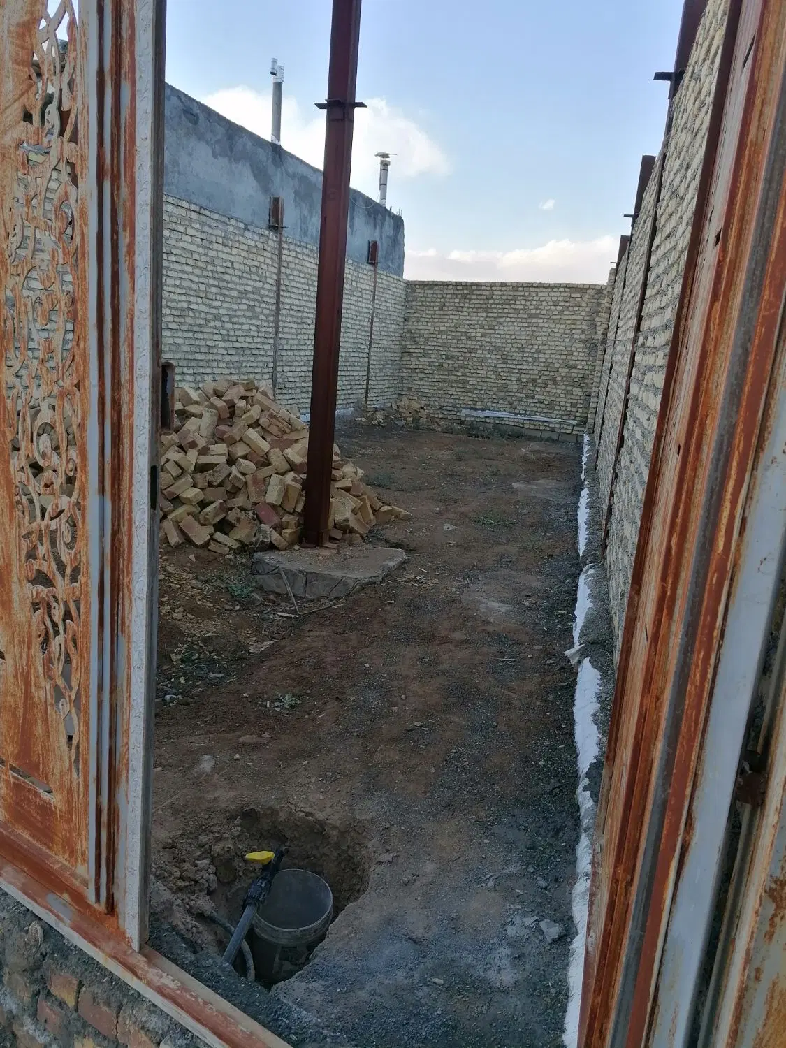 زمین چهار دیواری