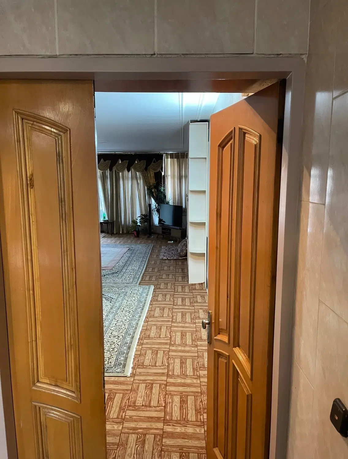 آپارتمان طبقه همکف، خیابان مشتاق - خیابان بازارچه