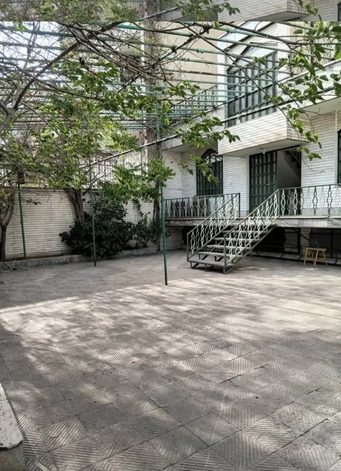 ویلایی  ۱۶۰ متر طبقه همکف حیاط دار میرزای شیرازی
