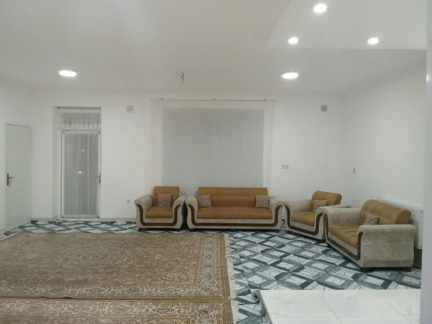 منزل دوخوابه نوسازباتمام امکانات وپارکینگ