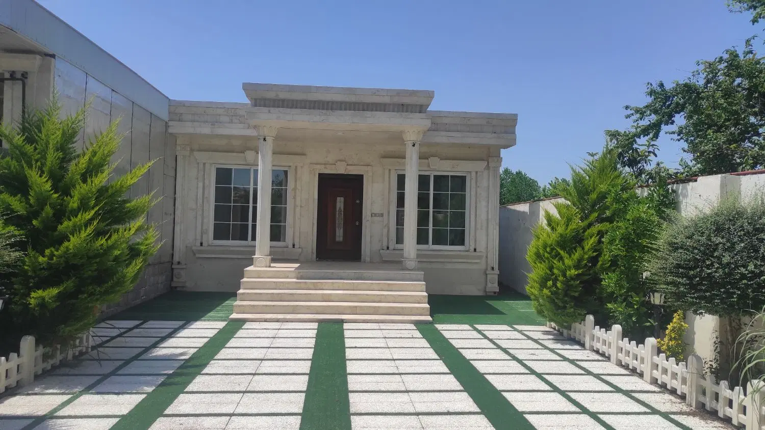 ویلا مدرن نما سنگ لشت نشا ۸کیلومتری ساحل زیباکنار