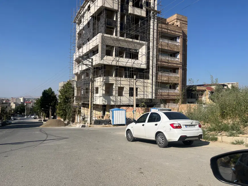 زمین دو نبش بر خیابان میثم